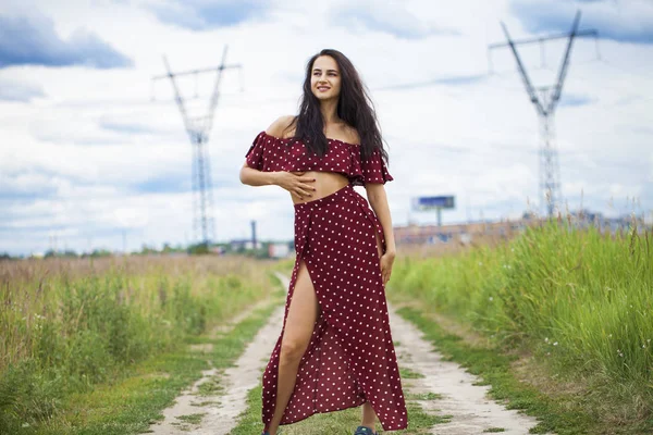 Jovem bela mulher de vestido no parque de verão — Fotografia de Stock