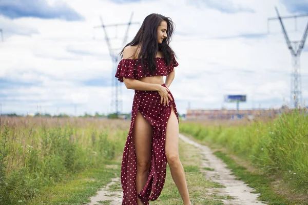 Ung vacker kvinna i klänning i sommar parken — Stockfoto