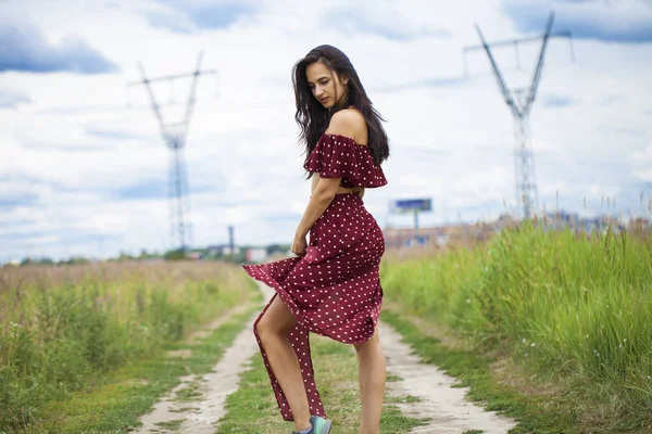 Giovane bella donna in abito nel parco estivo — Foto Stock