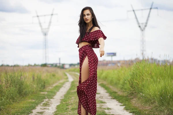 Jonge mooie vrouw in jurk in het zomerpark — Stockfoto