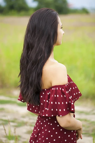 Female brunette hair, rear view, summer park — Stock Photo, Image