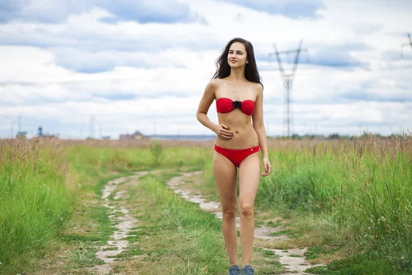 Glückliche junge brünette Frau im roten Bikini, Sommer im Freien — Stockfoto