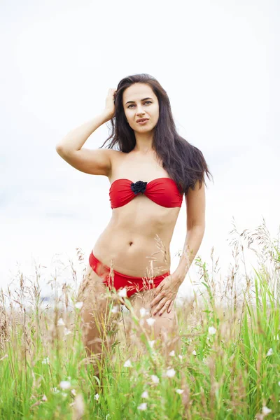 Feliz joven morena en bikini rojo, verano al aire libre —  Fotos de Stock