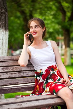 Telefonla arıyorum. Bir pa oturan yaz elbise güzel kız