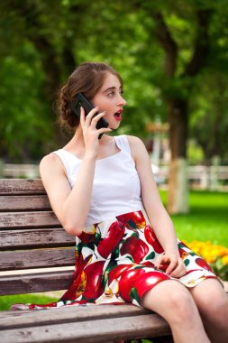 Telefonla arıyorum. Bir pa oturan yaz elbise güzel kız