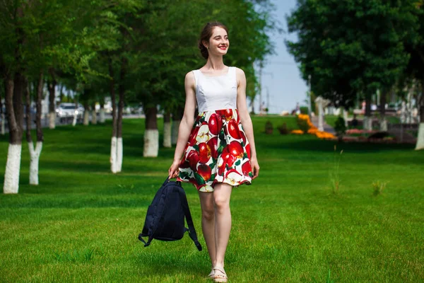 美丽的黑发女人在性感的粉红色礼服 — 图库照片