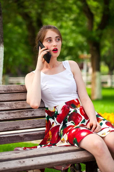 電話で呼び出します。パパの上に座っている夏のドレスの美しい女の子 — ストック写真