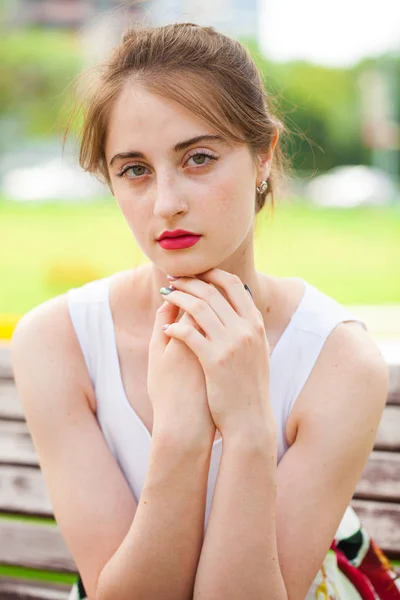 Szoros portré egy fiatal gyönyörű lány a nyári háttér — Stock Fotó