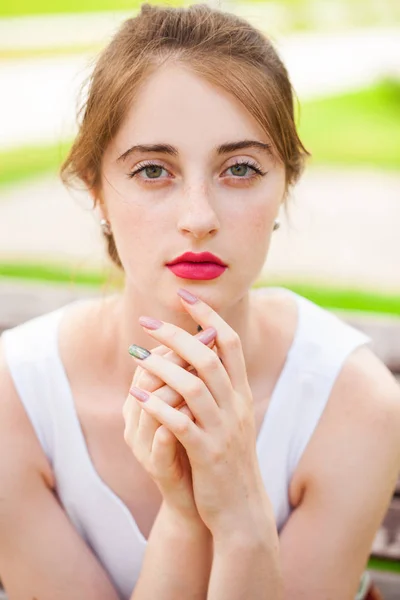 Szoros portré egy fiatal gyönyörű lány a nyári háttér — Stock Fotó