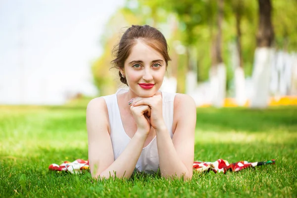 Ursnygg ung vacker kvinna avkopplande i sommaren park — Stockfoto