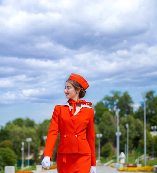 Bella hostess vestita in uniforme rossa ufficiale gascar a bl — Foto Stock