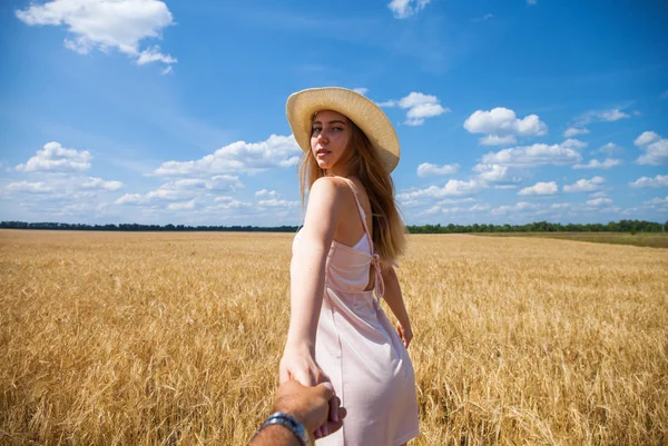 Venha comigo, menina bonita jovem segura a mão de um homem em um — Fotografia de Stock