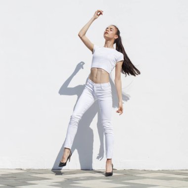 Model testleri. Genç güzel esmer model bir whi karşı poz