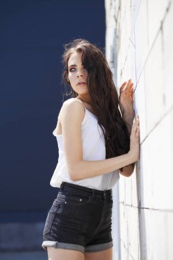 Beyaz yaz bluz ve kot güzel genç esmer model, su