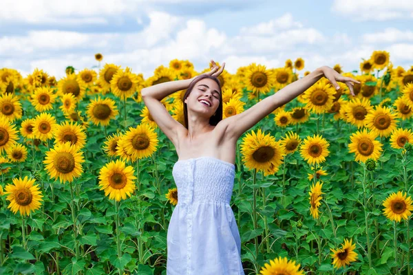 Jong mooi meisje in een veld van zonnebloemen veld — Stockfoto