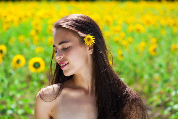 Junges schönes Mädchen in einem Feld von Sonnenblumen Feld — Stockfoto