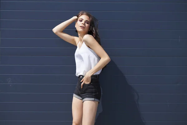 Pretty young brunette model dalam blus musim panas putih dan jeans, su — Stok Foto