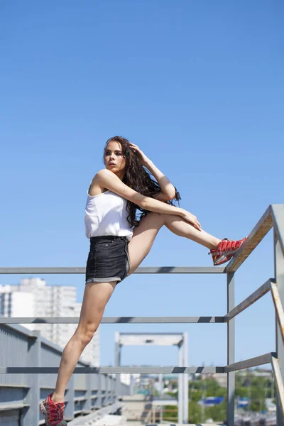 Mooie jonge brunette model in witte zomer blouse en jeans, su — Stockfoto