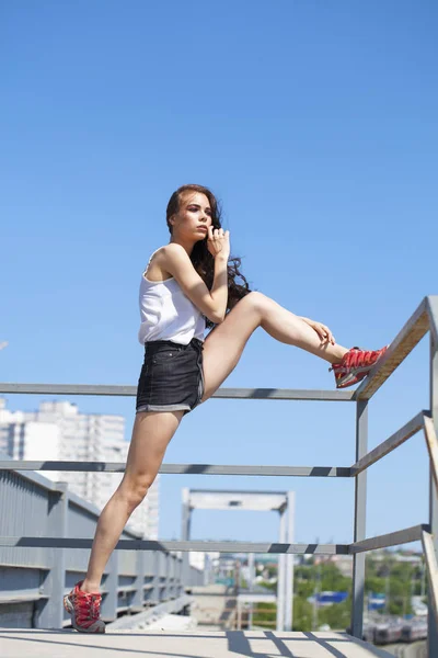 Pretty young brunette model in white summer blouse and jeans, su — Stock Photo, Image