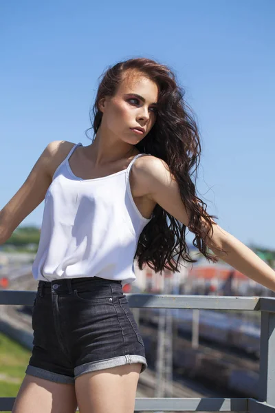 Muito jovem morena modelo em branco blusa de verão e jeans, su — Fotografia de Stock