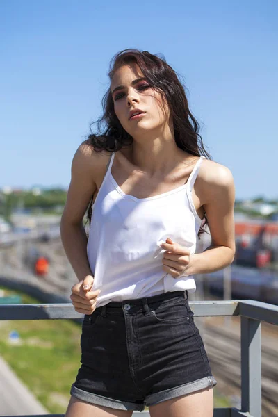 Bonita joven modelo morena en blusa de verano blanca y jeans, su —  Fotos de Stock