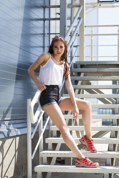 Mooie jonge brunette model in witte zomer blouse en jeans, su — Stockfoto