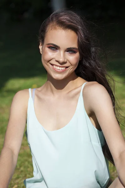 Retrato de hermosa joven feliz mujer —  Fotos de Stock