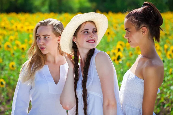 Drei junge Frauen im weißen Kleid — Stockfoto