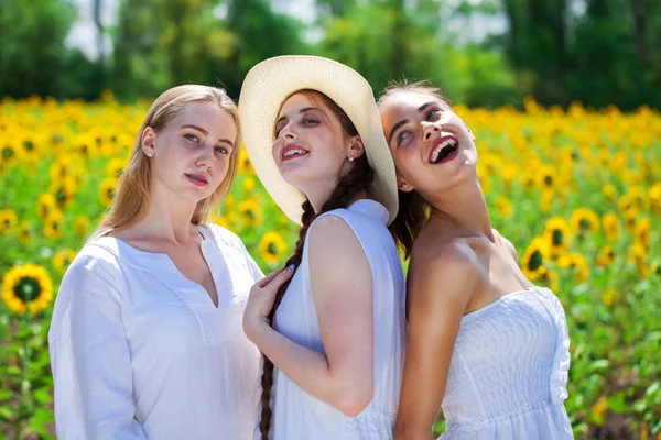 Tre unga kvinnor i vit klänning — Stockfoto