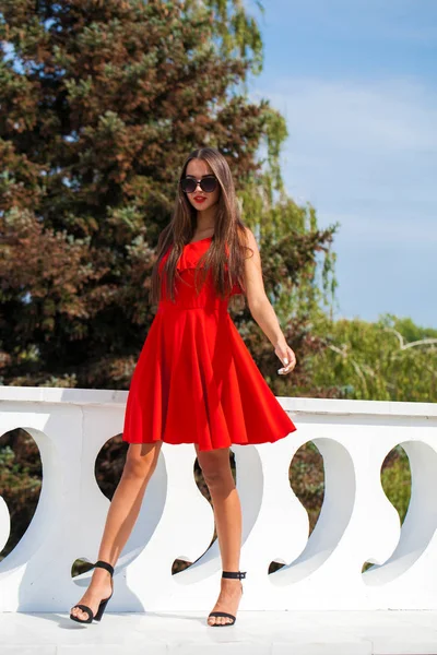 Jovem mulher bonita em vestido vermelho na rua de verão — Fotografia de Stock