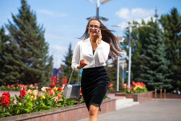 Jovem morena chamando por telefone — Fotografia de Stock