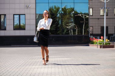 Telefon ederken genç esmer kadın 