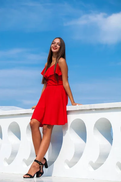 Όμορφη μελαχρινή μοντέλο σε σέξι κόκκινο φόρεμα — Φωτογραφία Αρχείου