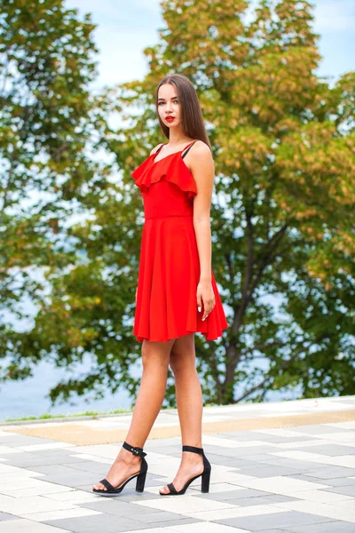 Bella modello bruna in abito rosso sexy — Foto Stock