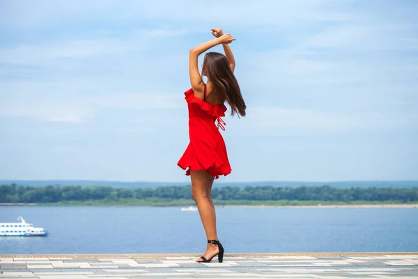 Hermosa modelo morena en vestido rojo sexy —  Fotos de Stock