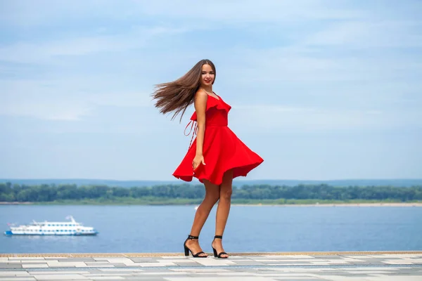 Modelo morena bonita em vestido vermelho sexy — Fotografia de Stock