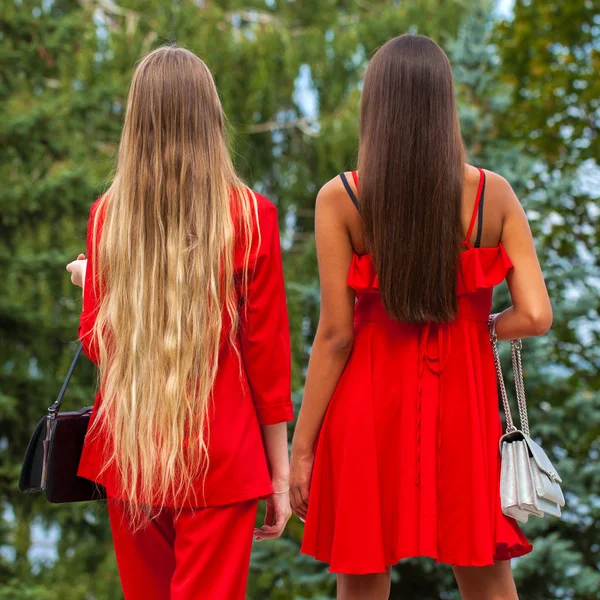 Tillbaka visa två unga blonda och brunett flickor — Stockfoto