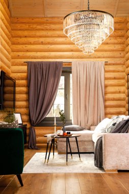 Özel evdeki bir oturma odasında.