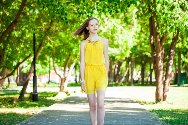 Retrato Uma Jovem Linda Menina Loira Vestido Amarelo Andando Parque — Fotografia de Stock