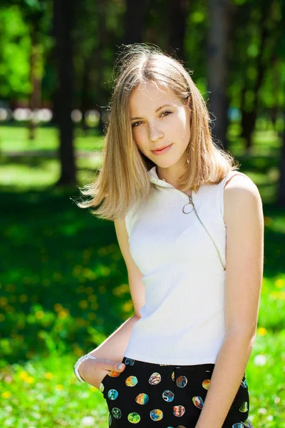 Close Portret Van Een Jong Mooi Brunette Meisje Zomer Park — Stockfoto