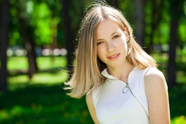 Close Portret Van Een Jong Mooi Blond Meisje Zomer Park — Stockfoto