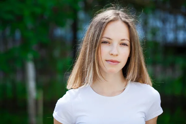 Retrato Una Joven Hermosa Rubia Camiseta Blanca Fondo Aire Libre — Foto de Stock