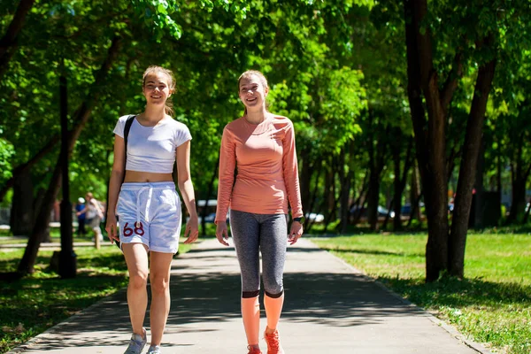 Nahaufnahme Porträt Einer Jungen Schönen Fitness Frauen Fuß Sommerpark — Stockfoto