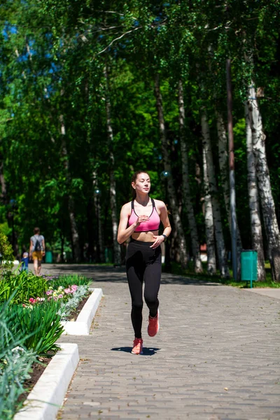 Młoda Piękna Dziewczyna Jogging Wzdłuż Gorącym Letnim Parku — Zdjęcie stockowe