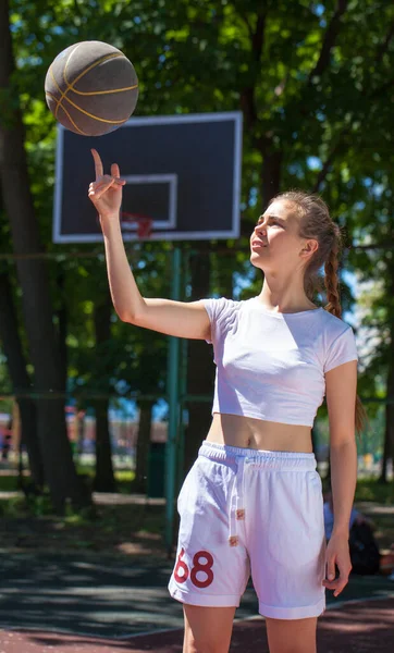 Молода Красива Дівчина Баскетбольним Ячем Позує Дитячому Майданчику — стокове фото
