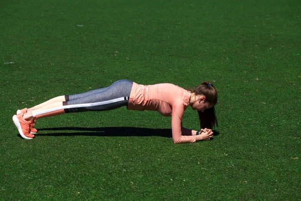 Fitness Jeune Femme Pratique Yoga Bras Droit Planche Pose Étirement — Photo