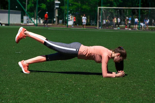 Fitness Jeune Femme Pratique Yoga Bras Droit Planche Pose Étirement — Photo