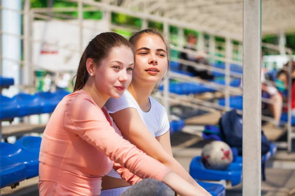 Genç Sporcu Stadyumun Podyumunda Dinleniyor — Stok fotoğraf