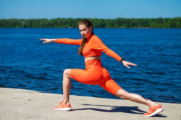 Jovem Fitness Retrato Corpo Inteiro Uma Jovem Modelo Bonita Morena — Fotografia de Stock