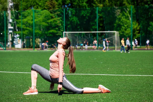 Привлекательная Спортивная Девушка Спортивной Одежде Делает Упражнения Стадионе Женщина Занимается — стоковое фото